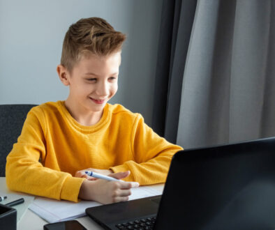 A child participating in r speech therapy online.