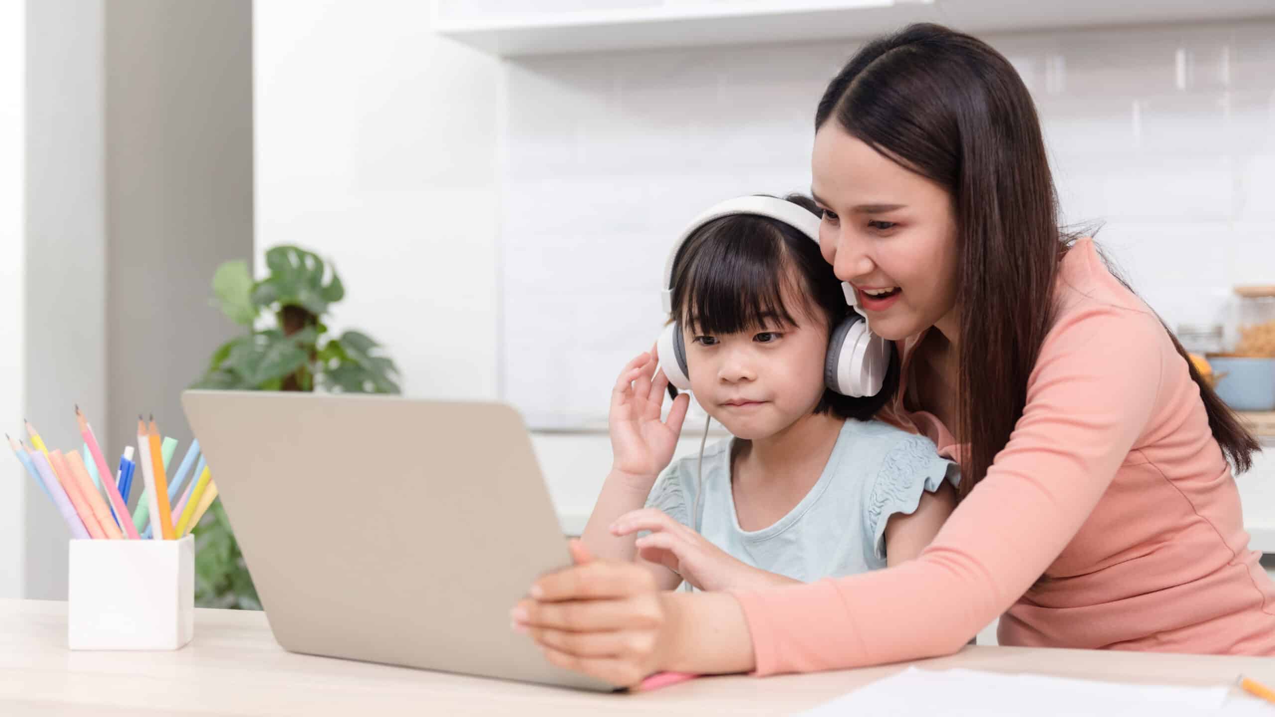 A mother asking her child's speech therapist questions.